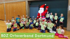 Ortsverband spendet Taschenlampen für Leichtathletikkinder